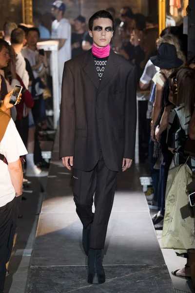 Look 28